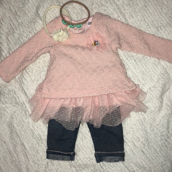 Little Lass Other - Amazingly adorable 2 piece outfit. Little Lass Other - Amazingly adorable 2 piece outfit.